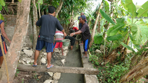 Pembangunan Bangket Selokan RT 01 Dusun Gumulan