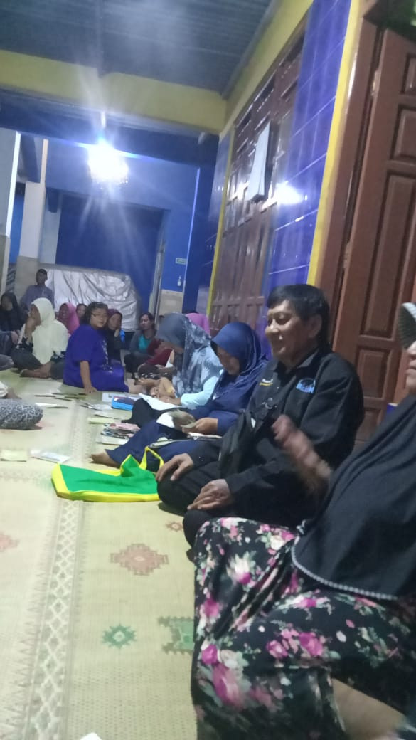 Ketua Kampung KB (Sutopo) sedang sosialisasi terkait dengan Kelompok Wanita Tani Cepoko