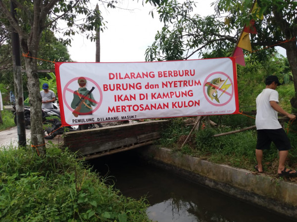 Pemasangan benner di dekat saluran irigasi