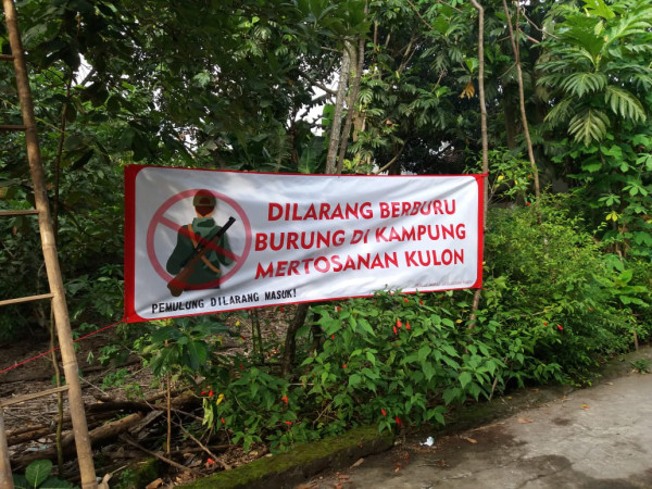 Pemasangan benner di lingkungan mertosanan kulon