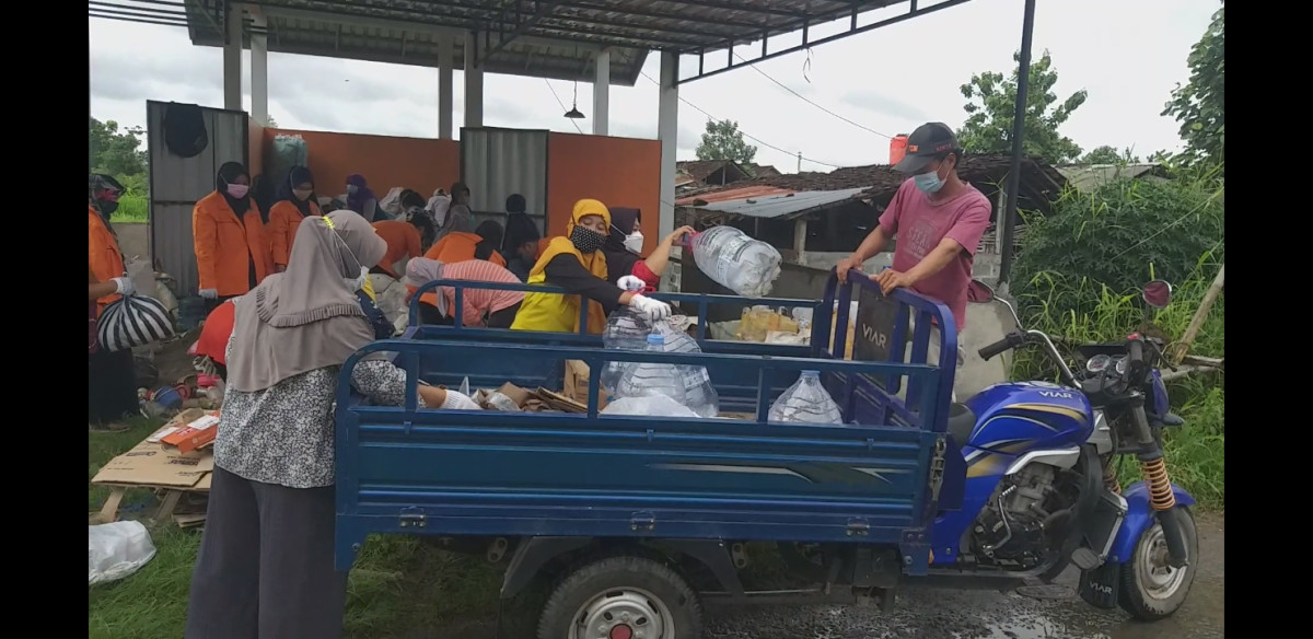 pilah sampah di bank sampah lestari