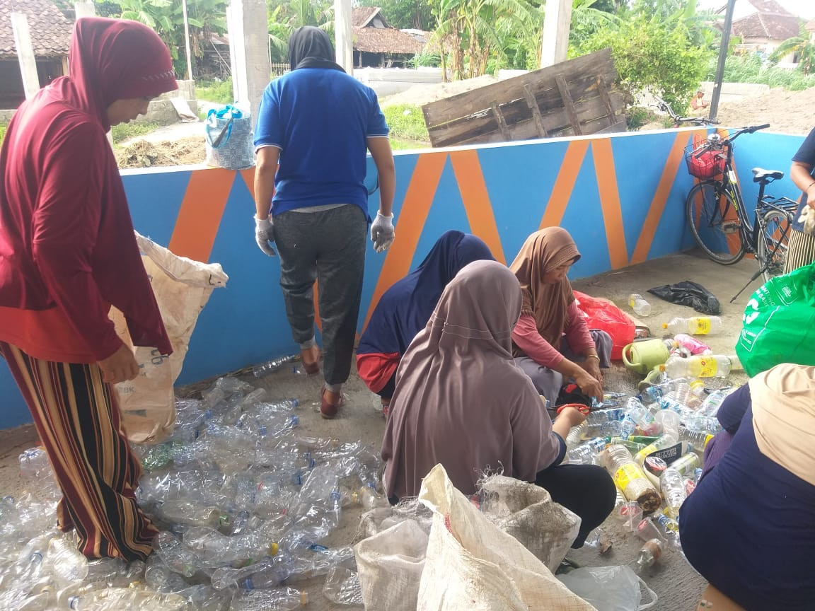 Pilah sampah di bank sampah lestari