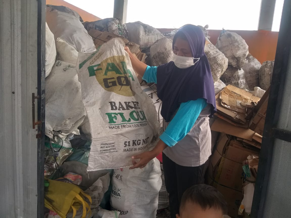 Pilah sampah di bank sampah lestari