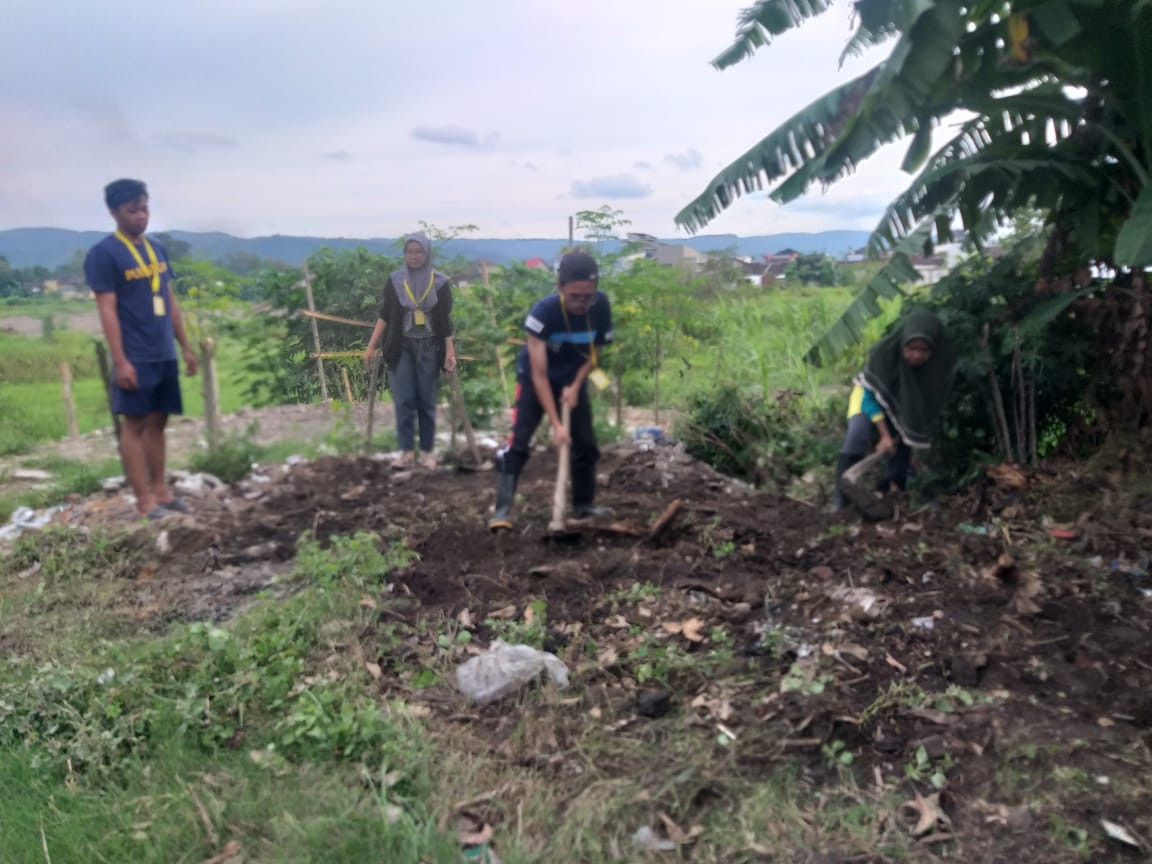 Pembersihan lokasi sekitar bank sampah