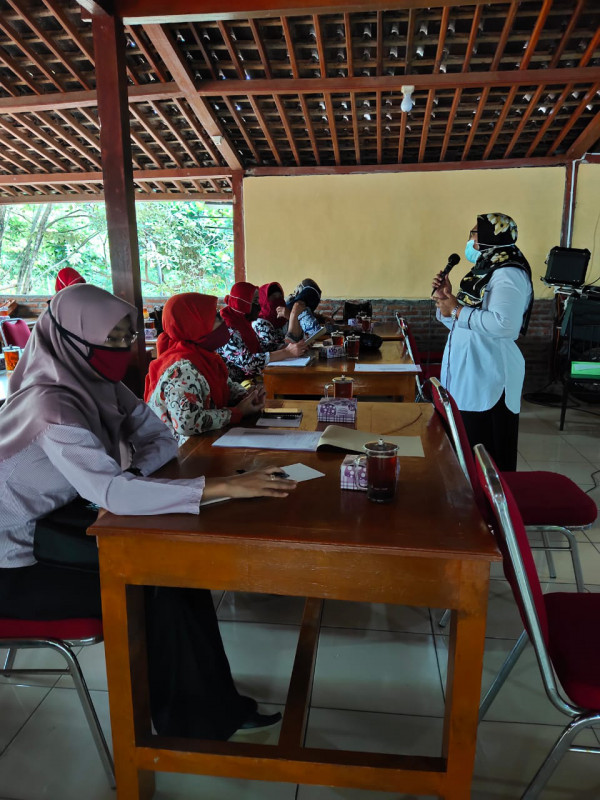 PPKB Desa Panggungharjo menyampaikan materi kepada kegiatan tribina