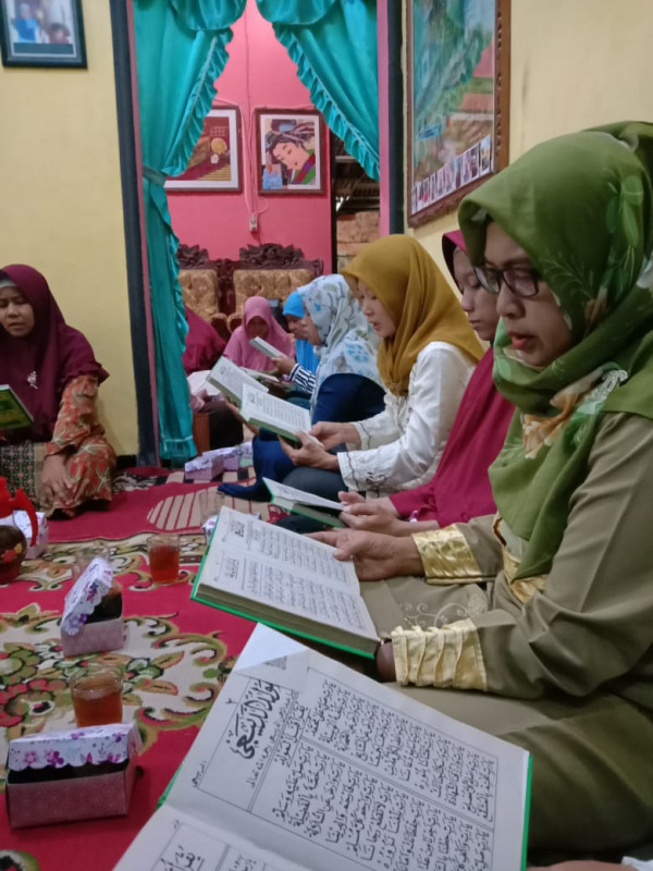 Membaca ayah AL Quran bersama