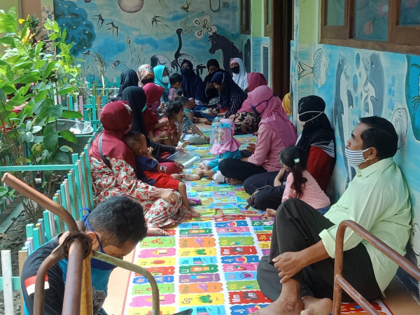 Wali murid mendapatkan arahan dari pendidik