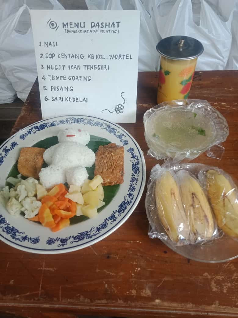 menu dashat : nasi, sop sayur, tempe goreng, nugget ikan tenggiri, buah pisang, sari kedelai