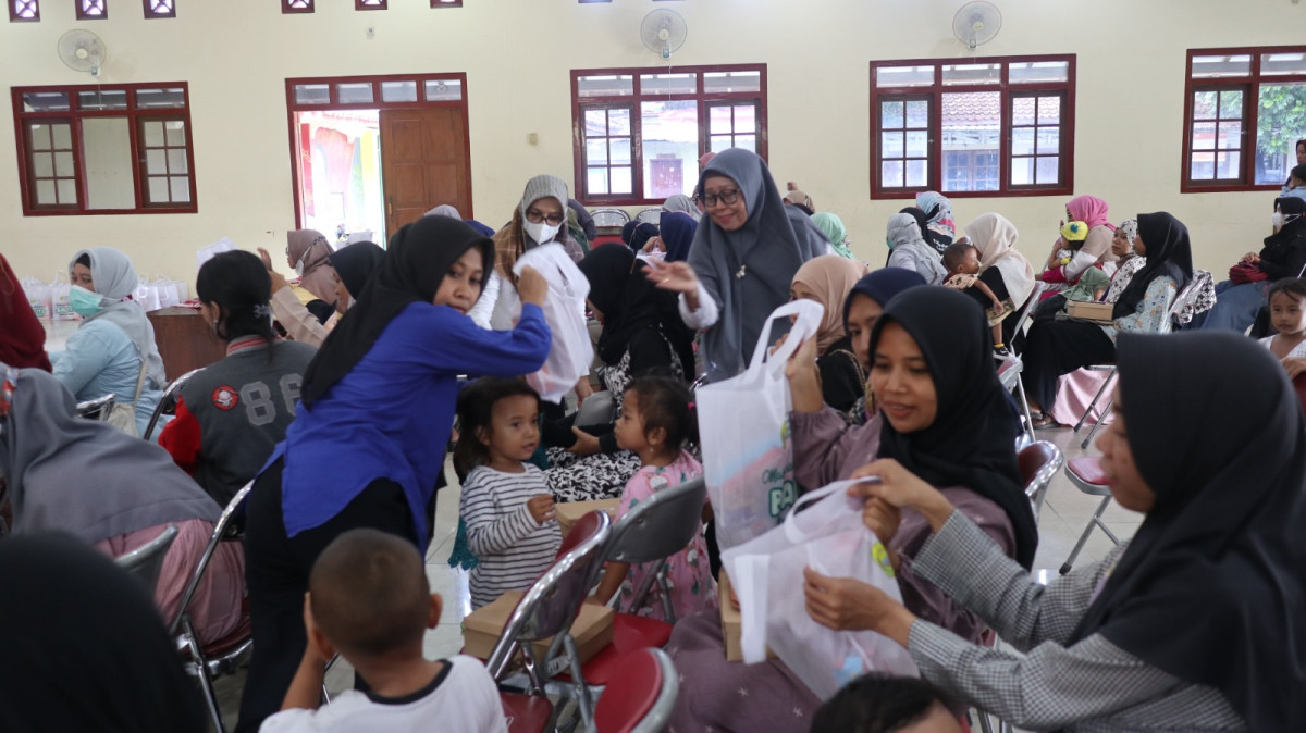 penyerahan makanan tambahan balita kepada ibu yang mempunyai balita yang masih tergolong stunting