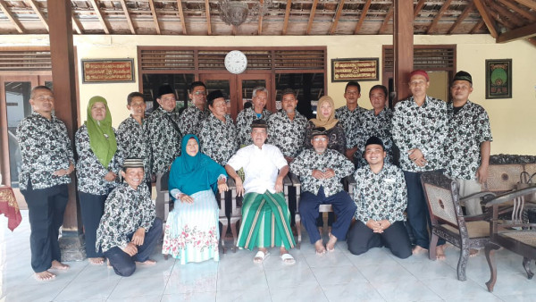 Bapak H Marjuki bersama komponen kampung KB Glondong