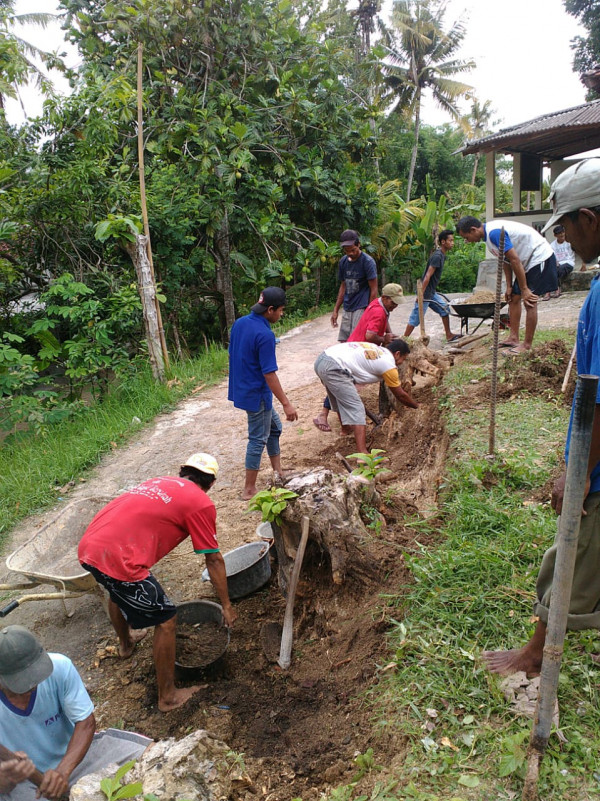 Gotong royong pembangketan jalan