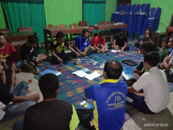 Suasana Rapat pertemuan Karang Taruna Karya Bakti Muda