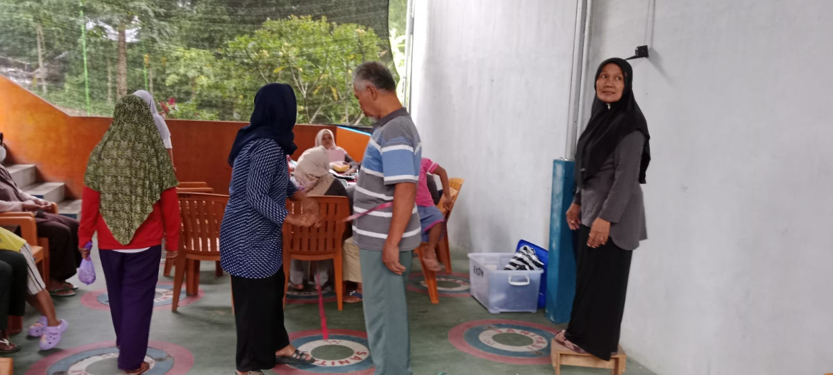 Pelayanan posbindu dan posyandu lansia tanggal 10 April 2025 di Balai RW Kaliabu