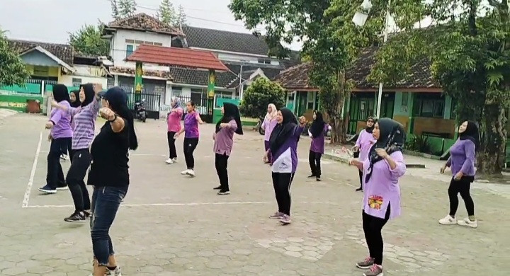 Senam bugar lansia warga Turusan setiap hari Rabu sore, bertempat di Halaman SD Tegalyoso