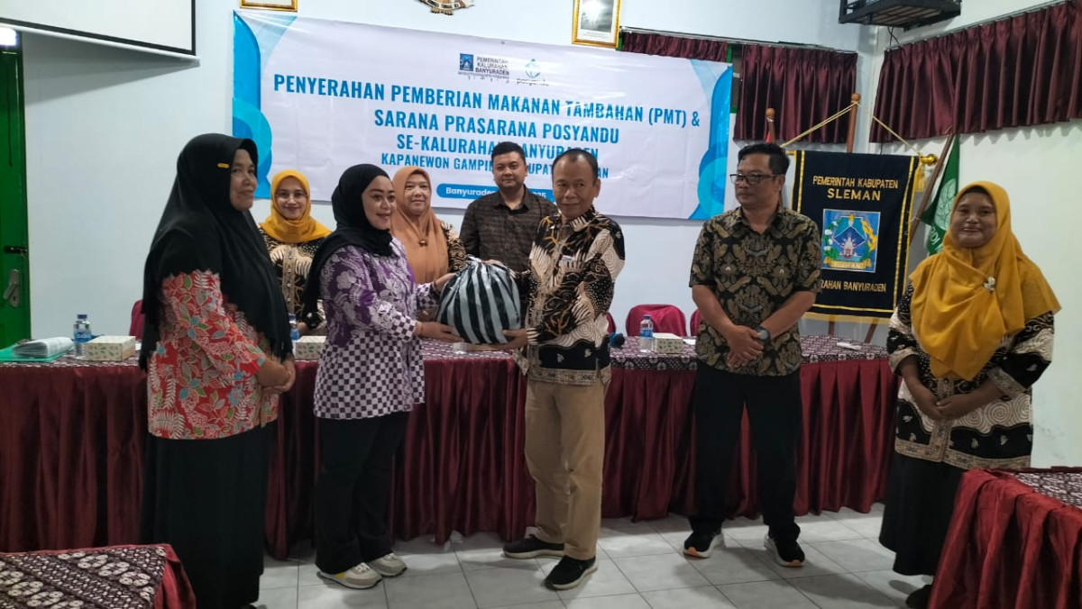 Penyerahan Bantuan Pemberian makanan Tambahan bagi balita dan lansia bagi 18 Posyandu se Kal Banyuraden