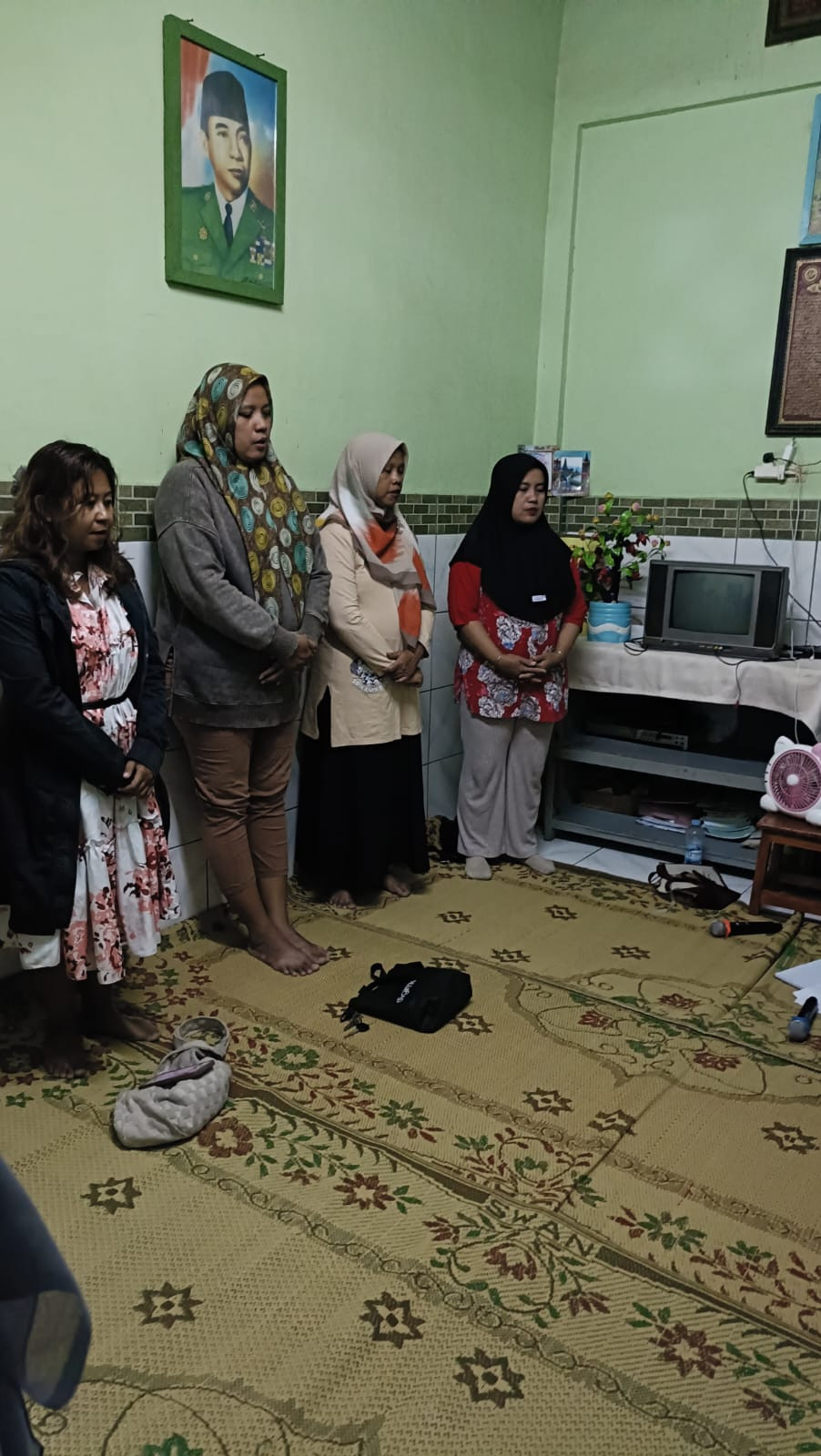 Menyanyikan lagu mars PKK