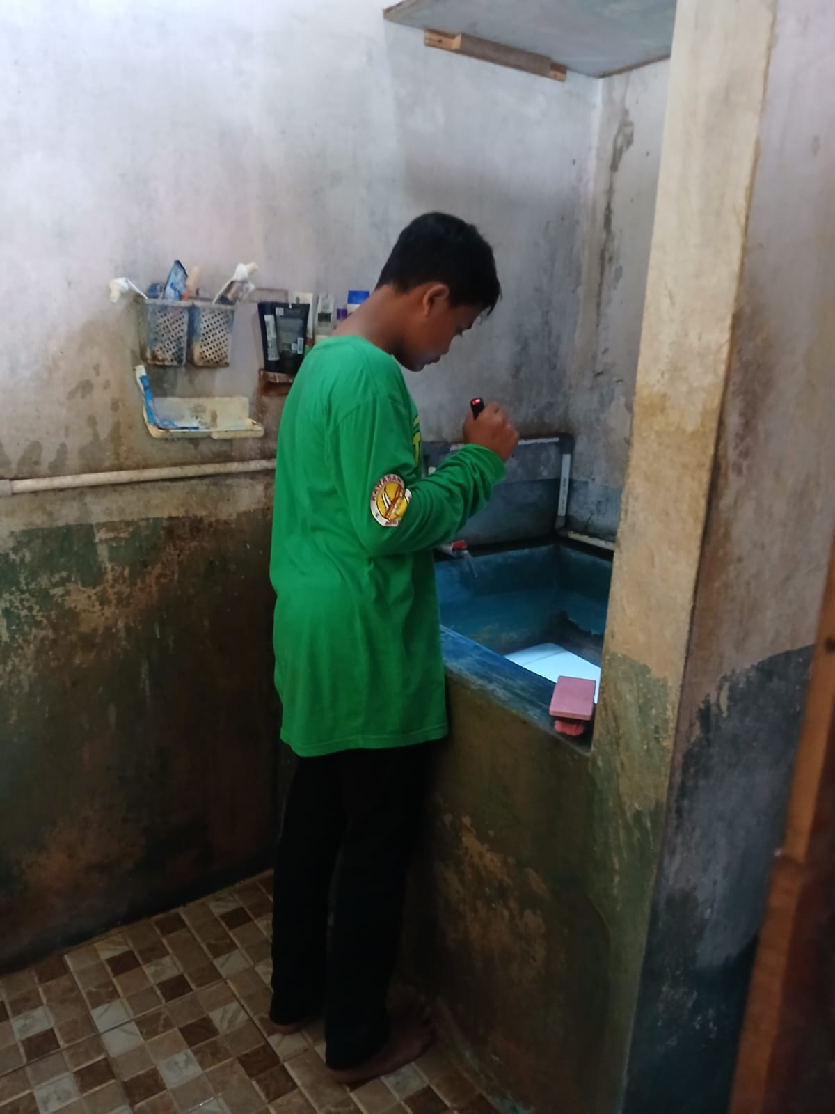 Pemantauan jentik di bak mandi warga