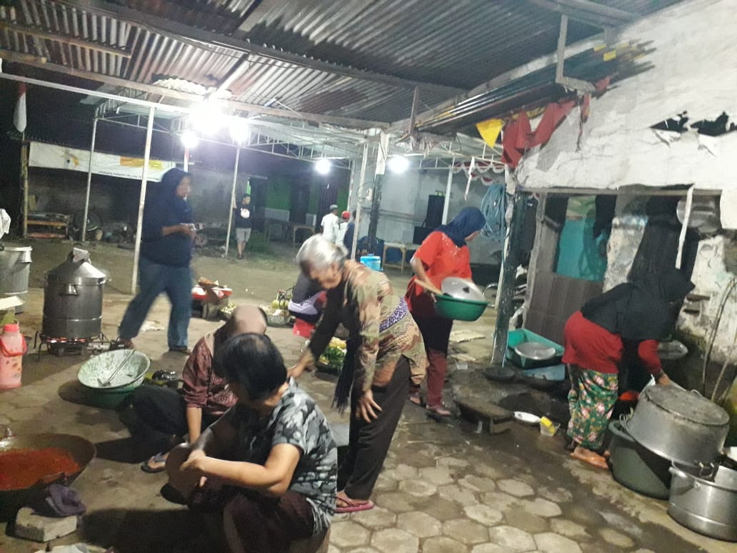 Kerja bakti persiapan malam tirakatan