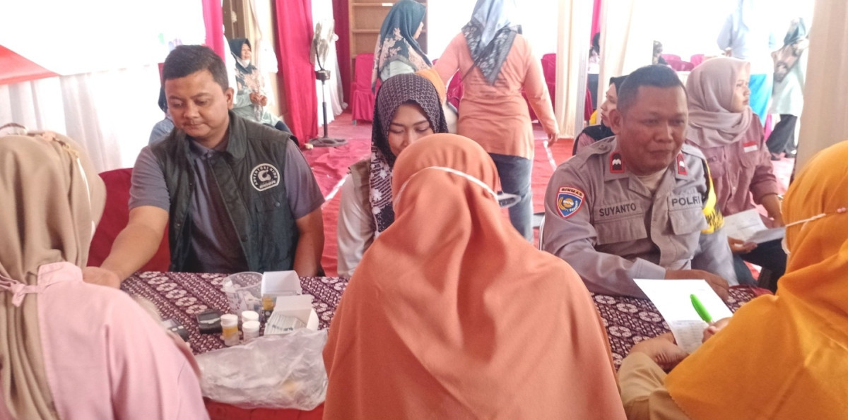 Carik dan Bhabinkamtibmas Kal. Banyuraden mengikuti cek kesehatan