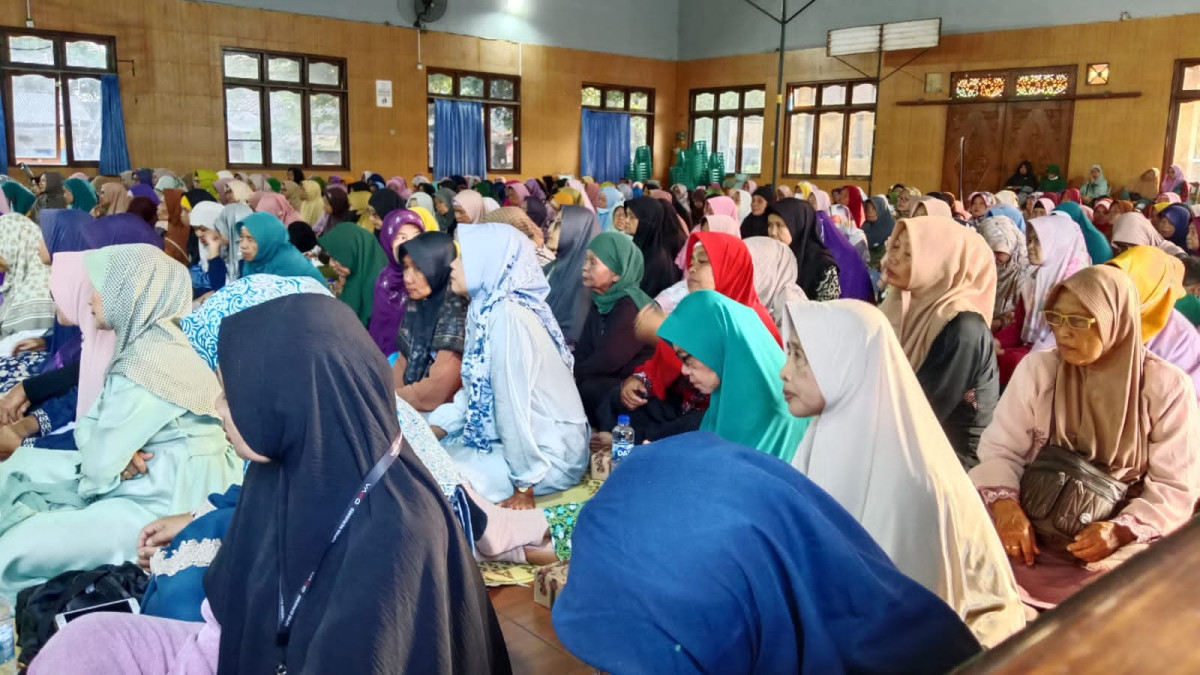 Jamaah pengajian mendengarkan ceramah