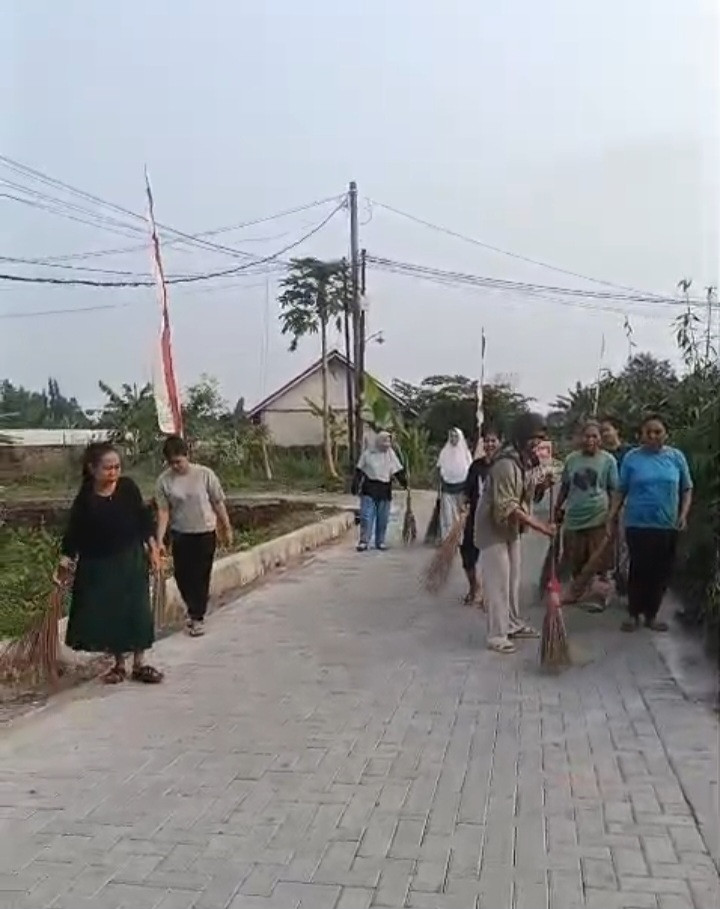 Dawis mawar menyapu di timur rumah Bp. Kayat
