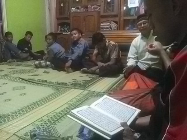 Kegiatan pengajian baca Al-Qur'an, anak-anak dan remaja