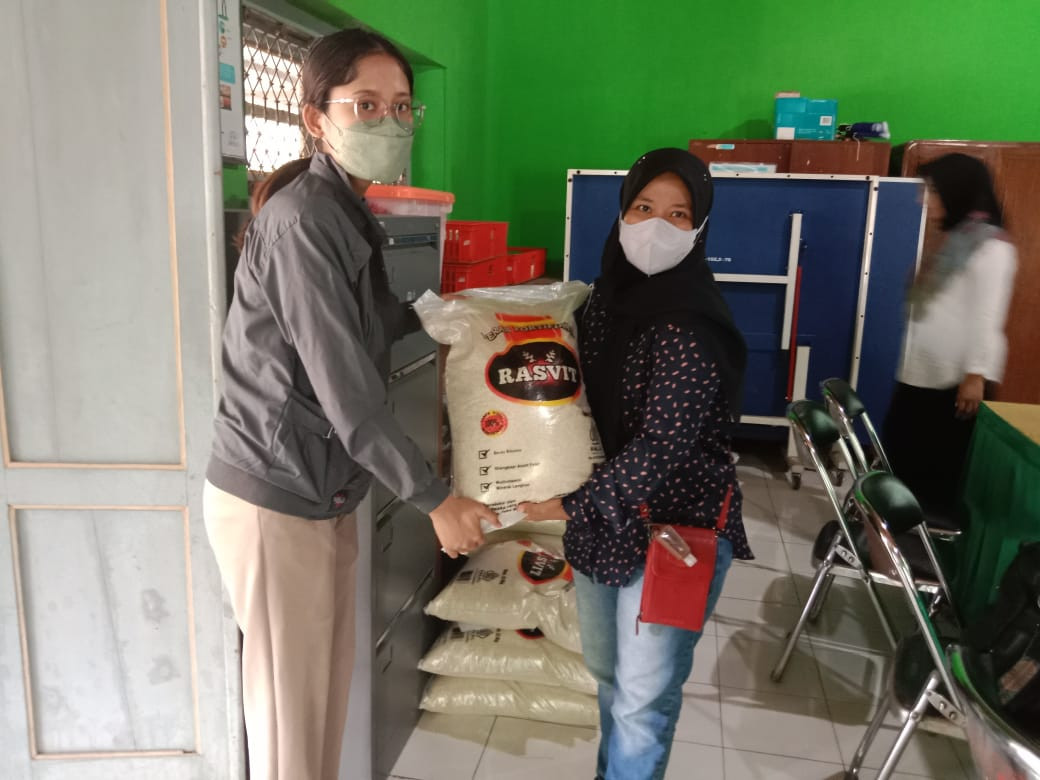 Penyerahan beras buat Bumil Kliwonan