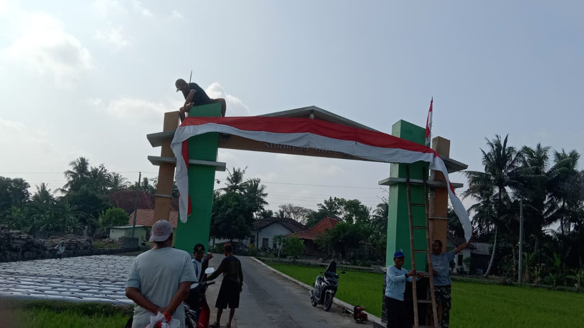 Kerja bakti pemasangan bendera rt 02 ganjuran