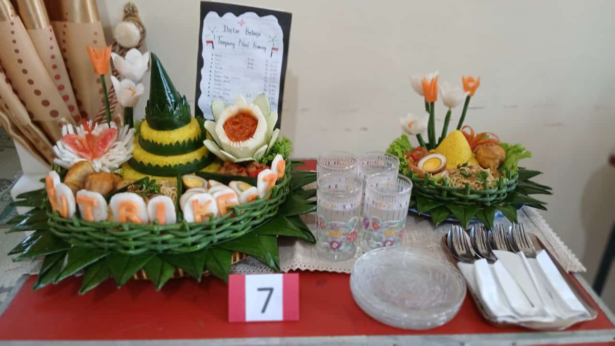 Lomba tumpeng nasi kuning