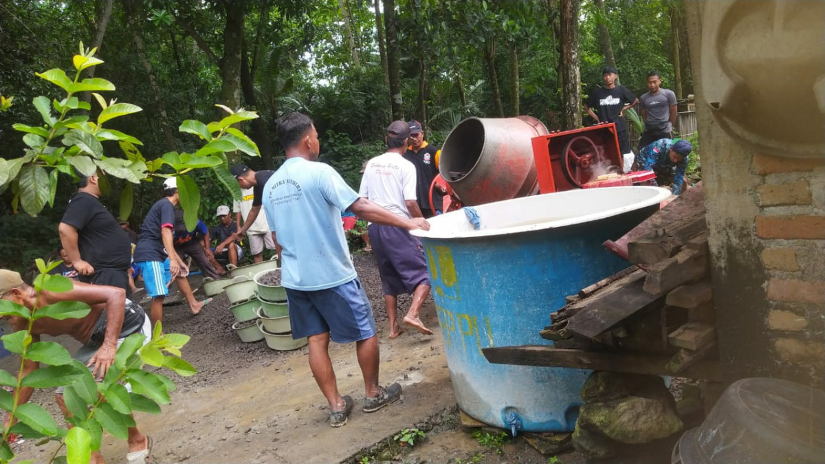 Pengadukan semen dilakukan dgn molen agar proses gotong royong berjalan cepat