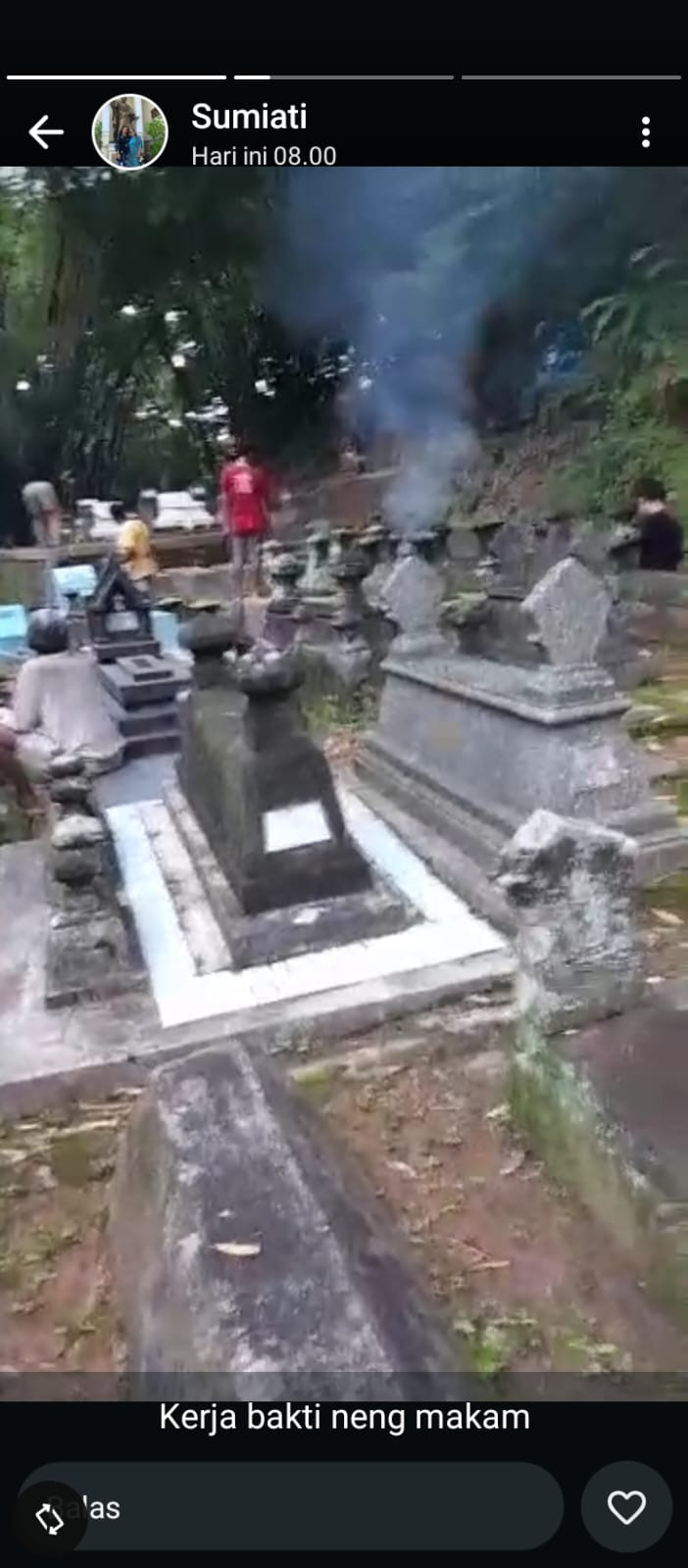 Kerja bakti bersih bersih makam Hiri Beno Kleben