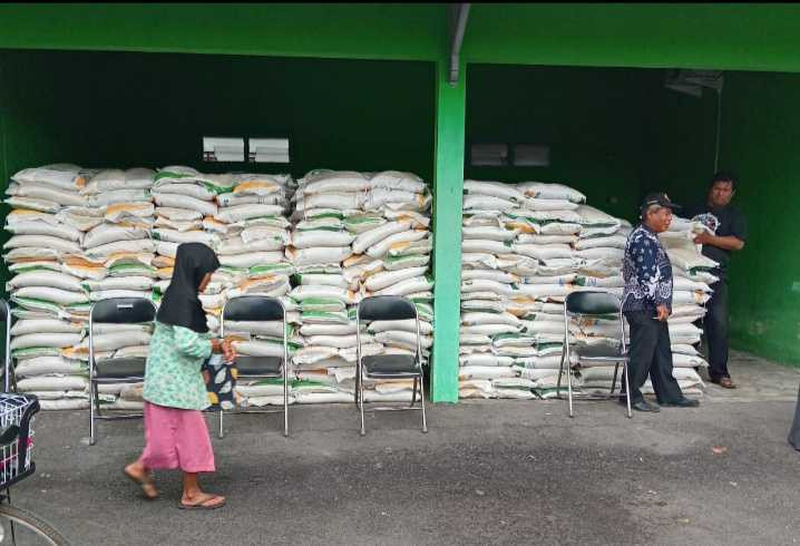 Beras yang siap dibagikan ke warga