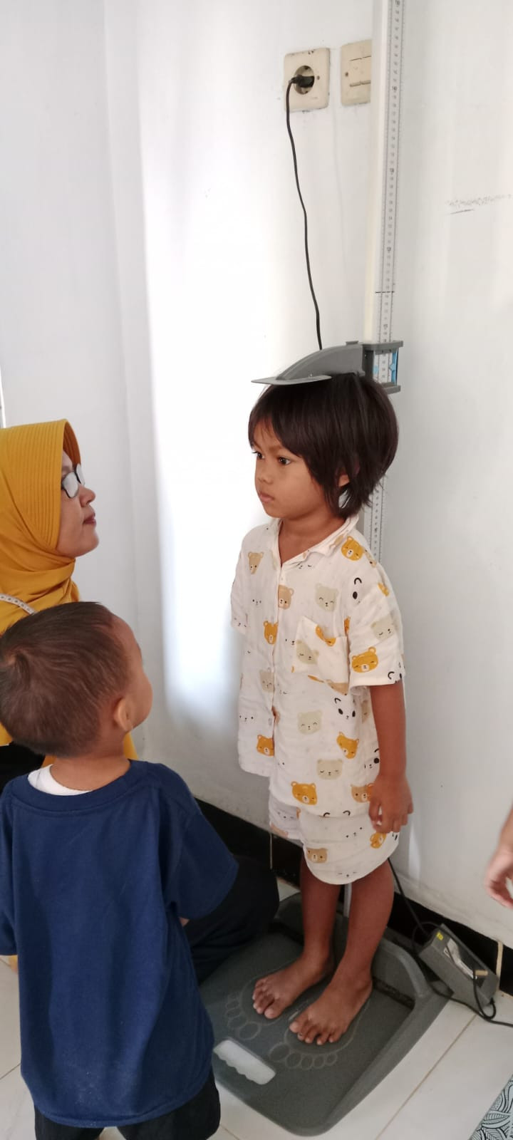 Mengukur tinggi badan balita