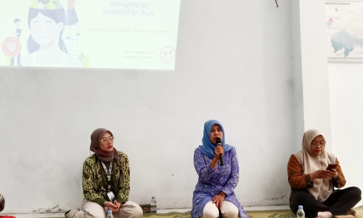 Petugas puskesmas memberikan penyuluhan mengenai kesehatan jiwa