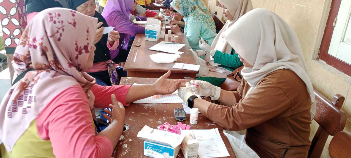 Cek kesehatan peserta senam