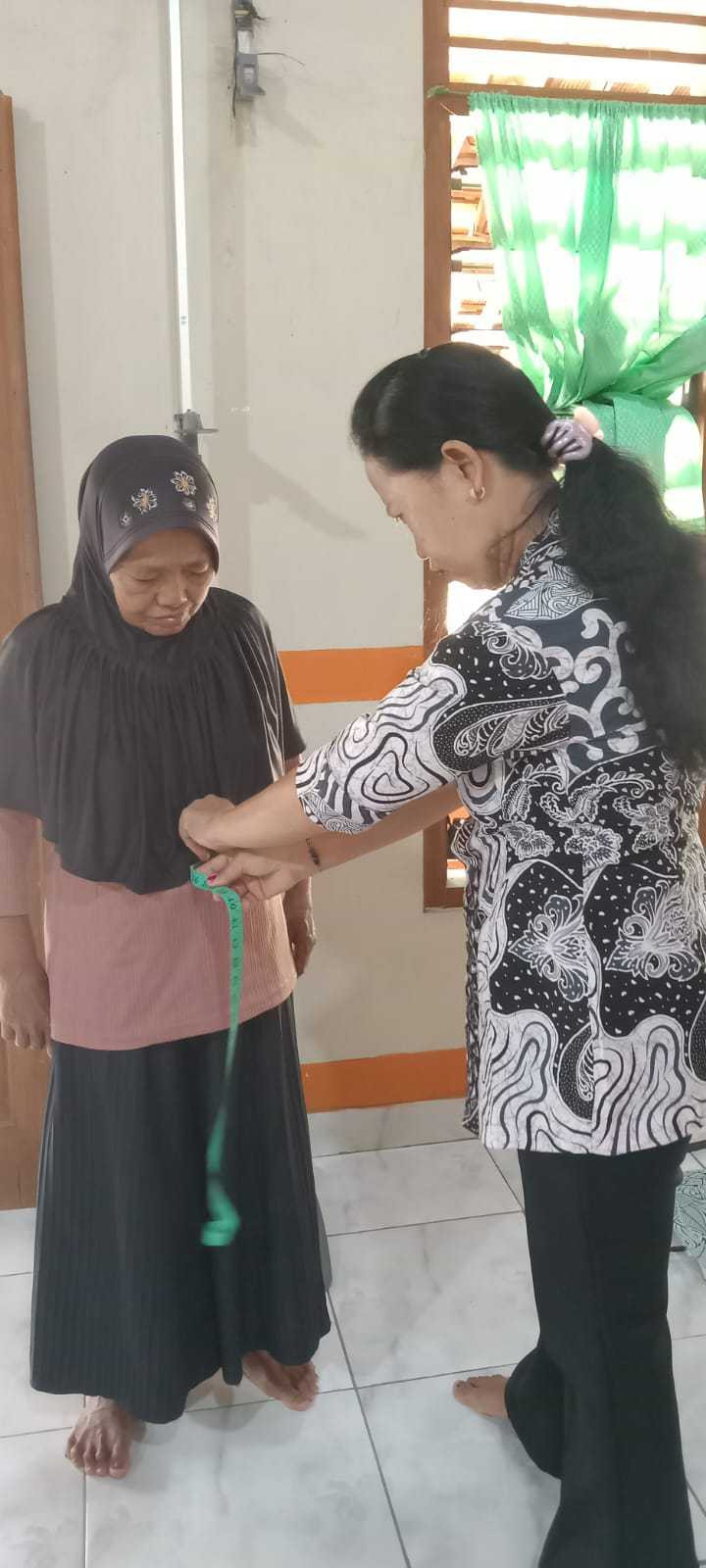 Pengukuran lingkar perut lansia