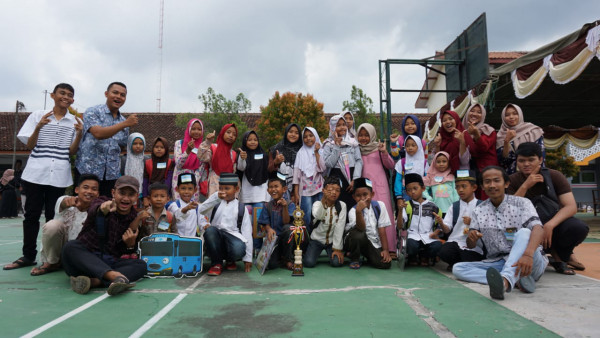 Kesuksesan anak Dewi mendapatkan piala kaligrafi 