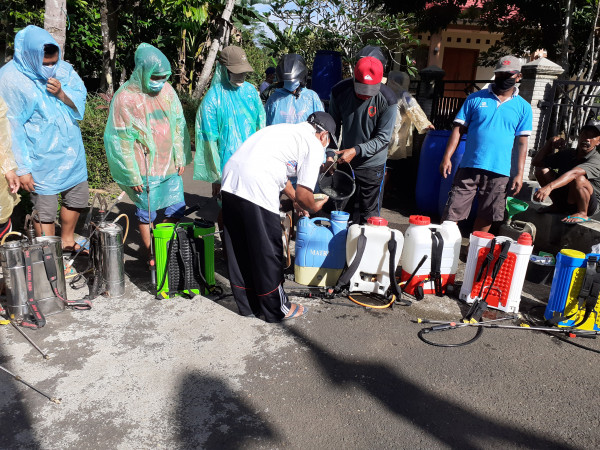 Mencampur cairan desinfektan