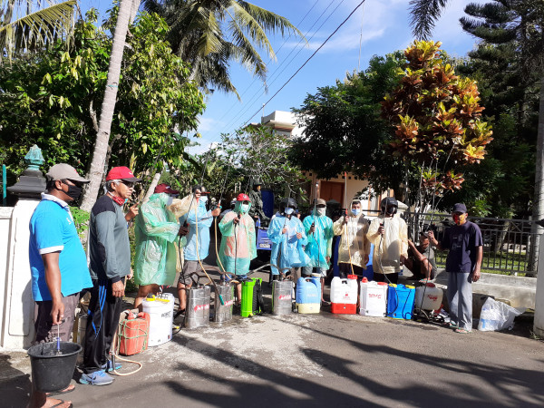 Persiapan warga untuk menyemprot