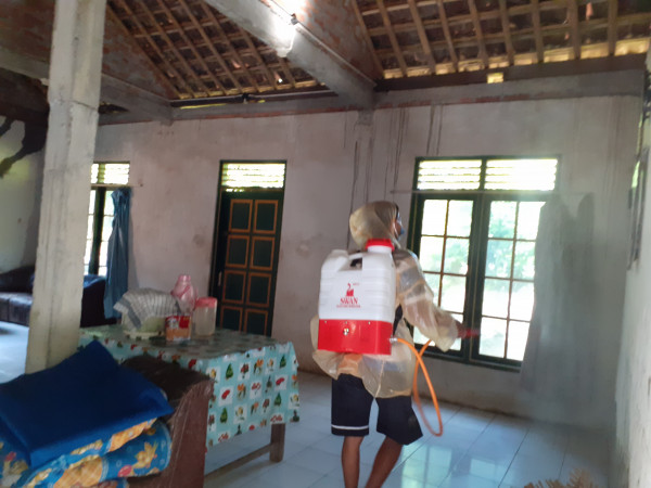 Penyemprotan  rumah warga