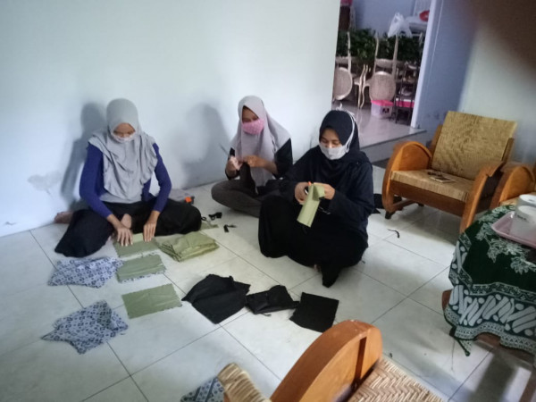 PIK R Kreatif membuat masker