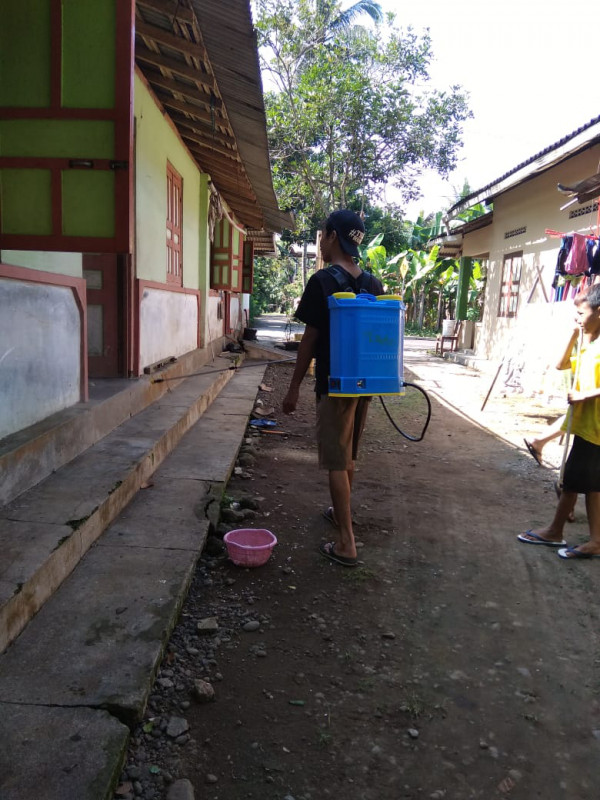 sedang penyemprotan salah satu warga pendulan