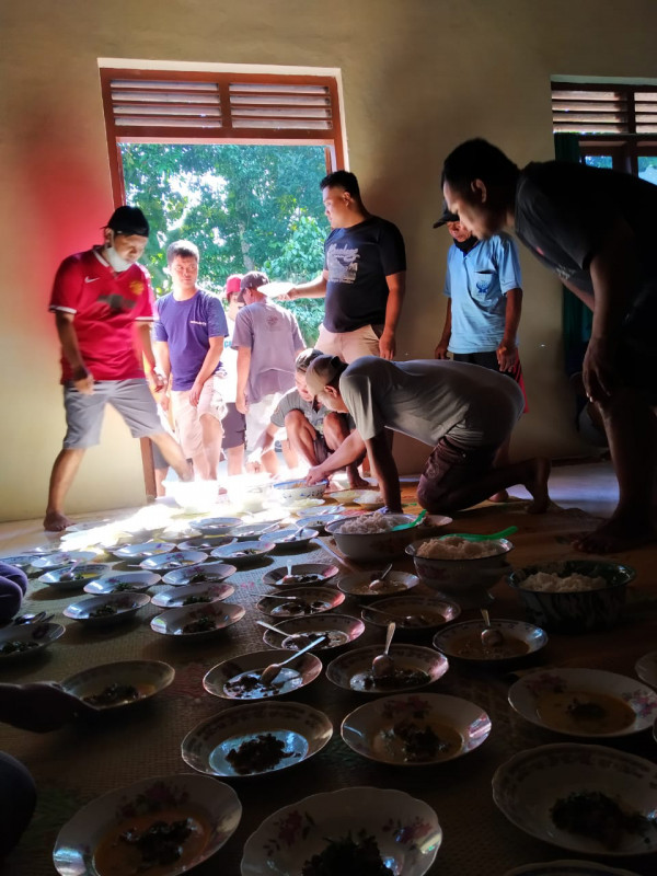 sedang melaksanakan makan bersama, namun tetap menjaga protokol dengan jaga jarak