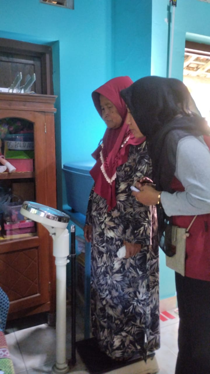Kegiatan posyandu Lansia Tengahan 12   Penimbangan bb pengukuran tb