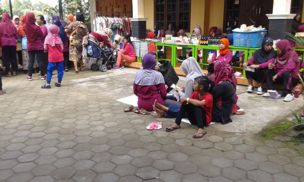 Bazar dalam rangka ulang tahun Senam Ceria Kampung KB Harapan Mulai Kregolan