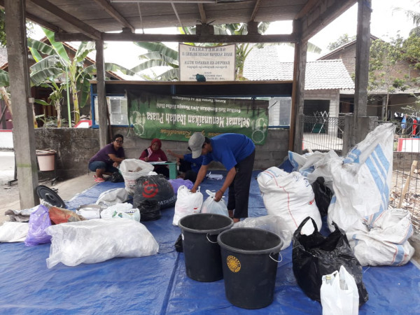 Kegiatan Bank Sampah Ngudi Rejeki II RW. 14 Kampung KB Harapan Mulia