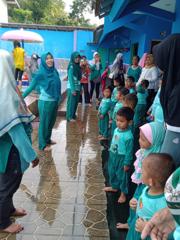 Kegiatan PAUD Cahaya Bunda Berenang di Kolam Tirta Anggita