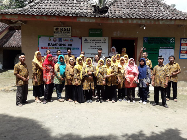 Foto Bersama Studi Banding Kampung KB Desa Margo Agung di Kampung KB Kregolan