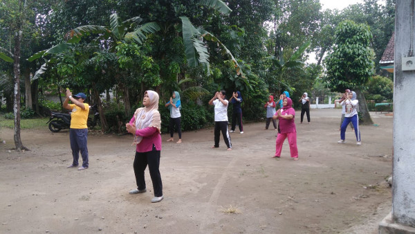 Senam Rutin Kelompok Ceria Minggu Pagi RW. 14 