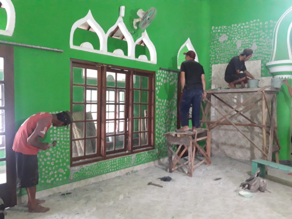 Kerja Bakti Pemasangan Keramik Masjid Baitul Muttaqin